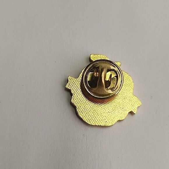 The Big Apple NEW YORK City vintage enamel pin lapel badge flair - Picture 2 of 3